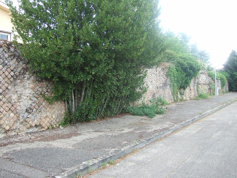 2011-05- (217).JPG - Angekommen in Chaponost entdecken wir Reste eines römischen Aquaducts. Es gibt hier etwas außerhalb noch besser erhaltene Wasserleitungen aus der Römerzeit, doch wir müssen gleich mit dem Bus zurück nach Lyon.